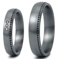 Tantal Trauringe mit Herzstreifen und Brillant 0,014ct Tantal Trauringe mit Herzstreifen und Brillant 0,014ct