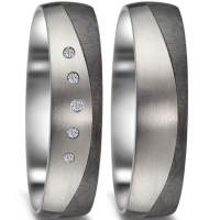 Zauberhaftes Carbon küsst Titan Eheringe mit 5 Brillanten im Bogen gefasst Zauberhaftes Carbon küsst Titan Eheringe mit 5 Brillanten im Bogen gefasst