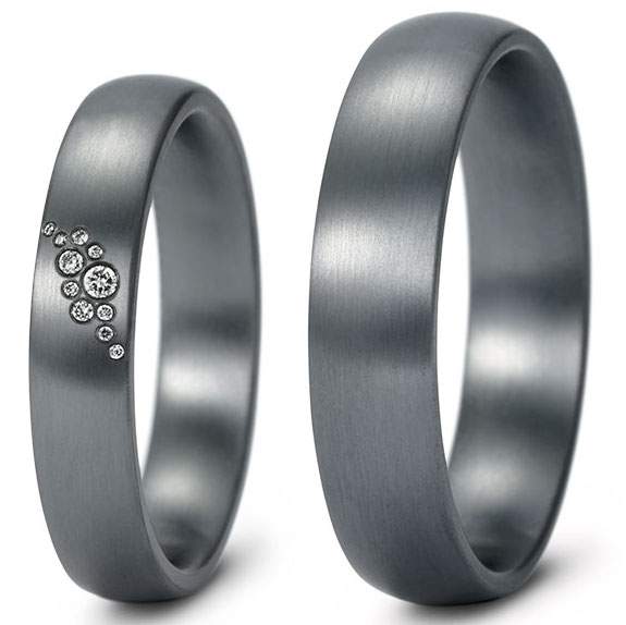 Tantal Eheringe mit strichmatter Oberfläche und Brillanten 0,038ct