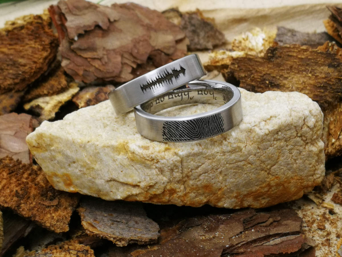 Silberne Verlobungsringe für ein Paar