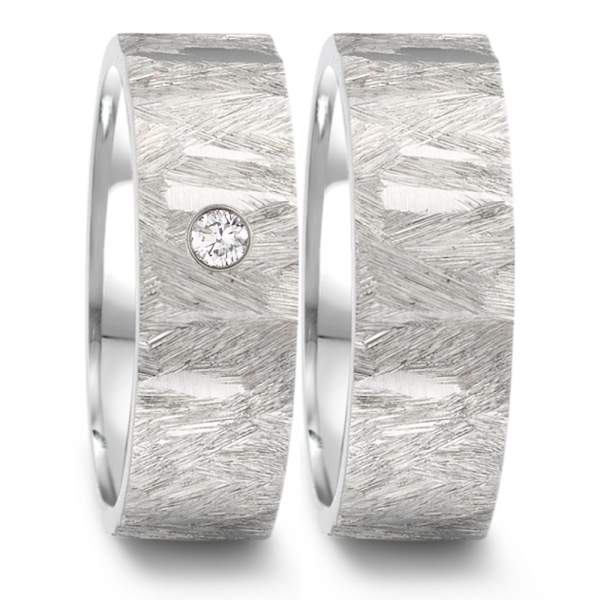 Verlobungsringe aus Edelstahl mit handgefertigter Struktur und Brillant