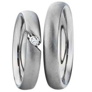 Verlobungsringe in Silber mit Steinbesatz