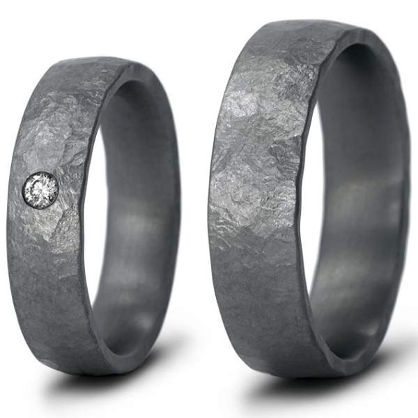 Tantal Trauringe mit Struktur und Brillant 0,05ct