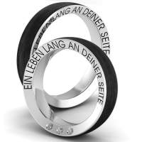 Eheringe aus Silber mit Carbon seitlicher Gravur und 3 kleinen Steinen gegenüber der Gravur Eheringe aus Silber mit Carbon seitlicher Gravur und 3 kleinen Steinen gegenüber der Gravur