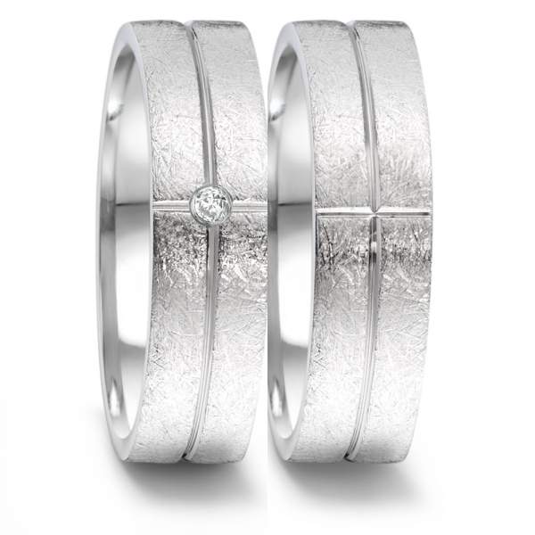 Moderne Verlobugnsringe aus Edelstahl mit Brillant und kratzmatter Struktur